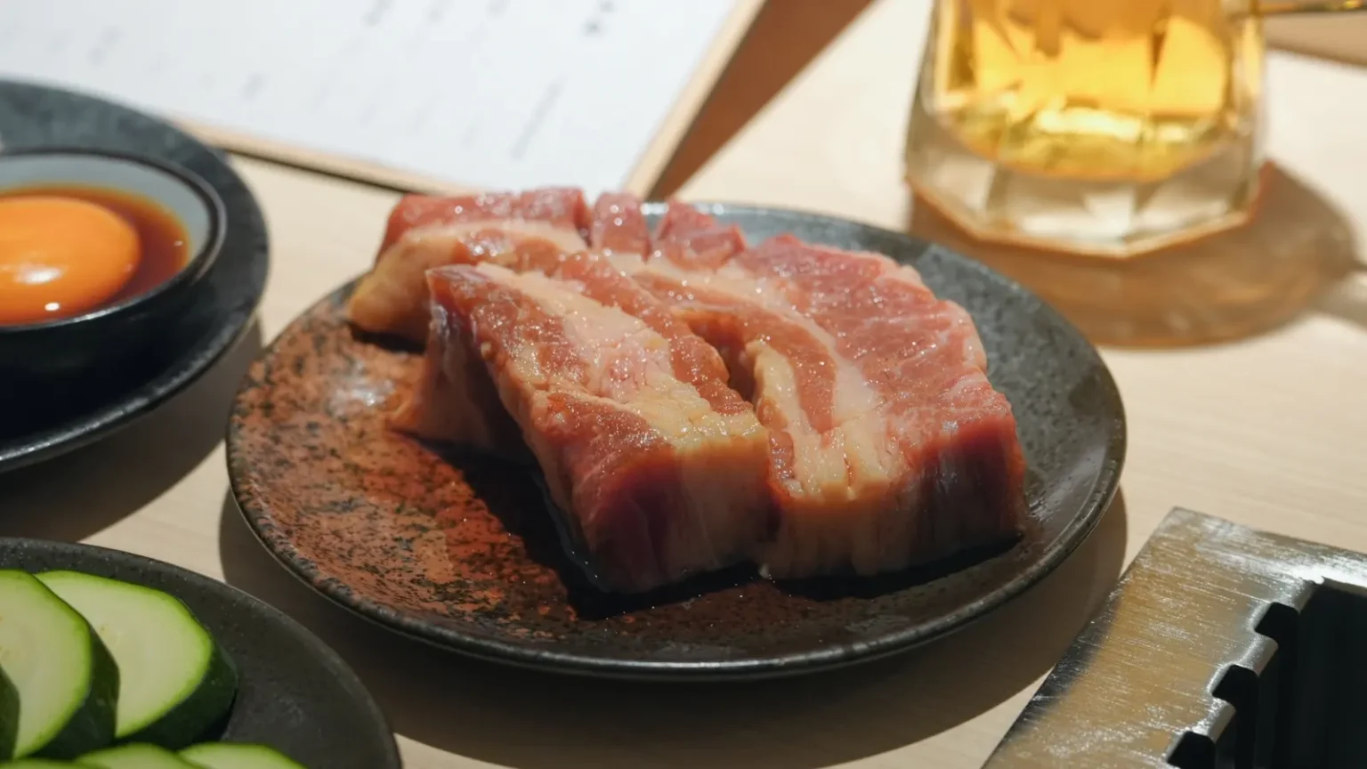 燒肉政宗品牌肉品實拍,展現分切與擺盤特色